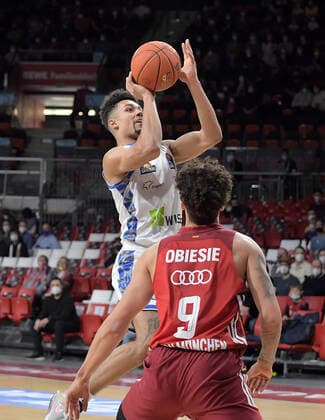 13.02.2022, xemx, Basketball BBL Bundesliga, FC Bayern Muenchen Basketball - Frankfurt Skyliners emspor, v.l. Len Adam Schoormann (Frankfurt Skyliners), Joshua Obiesie (FC Bayern Basketball) Muenchen