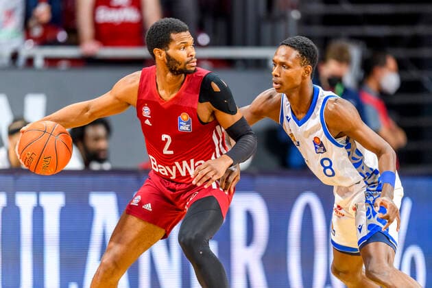 GER, easy credit BBl, FC Bayern Muenchen Basketball vs. Fraport Skyliners 13.02.2022, Audi Dome, Muenchen, GER, easy credit BBl, FC Bayern Muenchen Basketball vs. Fraport Skyliners, im Bild Corey Walden (FC Bayern Basketball 2) im Zweikampf gegen Brancou Badio (Fraport Skyliners 8)