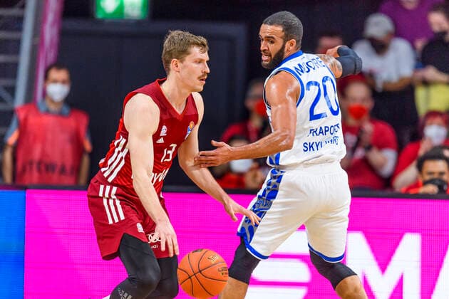 GER, easy credit BBl, FC Bayern Muenchen Basketball vs. Fraport Skyliners 13.02.2022, Audi Dome, Muenchen, GER, easy credit BBl, FC Bayern Muenchen Basketball vs. Fraport Skyliners, im Bild Andreas Obst (FC Bayern Basketball 13) im Zweikampf gegen Rasheed Moore (Fraport Skyliners 20)