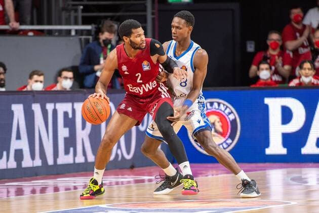 Corey Walden 2 (FC Bayern), Brancou Badio 8 (Fraport Skyliner), FC Bayern Basketball vs. Fraport Skyliners, easyCredit BBL, 13.02.2022 Muenchen Bayern Deutschland