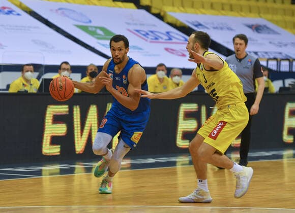 Sport Bilder des Tages GER, Basketball,easy Credit-BBL, EWE Baskets Oldenburg vs SYNTAINICS MBC 13.02.2022, EWE Arena, Oldenburg, GER, easy Credit-BBL, EWE Baskets Oldenburg vs SYNTAINICS MBC , im Bild Jamel MORRIS ( SYNTAINICS MBC 20 ) Max HEIDEGGER ( EWE Baskets Oldenburg 3 )