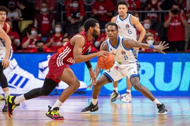 Corey Walden 2 (FC Bayern), Brancou Badio 8 (Fraport Skyliner), FC Bayern Basketball vs. Fraport Skyliners, easyCredit BBL, 13.02.2022 Muenchen Bayern Deutschland
