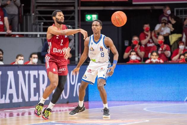 Corey Walden 2 (FC Bayern), Brancou Badio 8 (Fraport Skyliner), FC Bayern Basketball vs. Fraport Skyliners, easyCredit BBL, 13.02.2022 Muenchen Bayern Deutschland