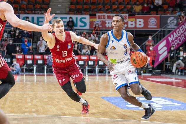 Sport Bilder des Tages Andreas Obst 13 (FC Bayern), Brancou Badio 8 (Fraport Skyliner), FC Bayern Basketball vs. Fraport Skyliners, easyCredit BBL, 13.02.2022 Muenchen Bayern Deutschland