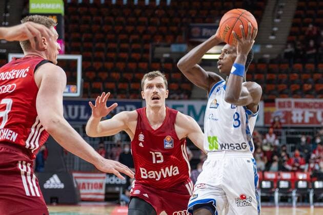 Andreas Obst 13 (FC Bayern), Brancou Badio 8 (Fraport Skyliner), FC Bayern Basketball vs. Fraport Skyliners, easyCredit BBL, 13.02.2022 Muenchen Bayern Deutschland