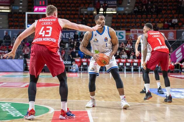 Leon Radosevic 43 (FC Bayern), Jamel McLean 1 (Fraport Skyliner), FC Bayern Basketball vs. Fraport Skyliners, easyCredit BBL, 13.02.2022 Muenchen Bayern Deutschland