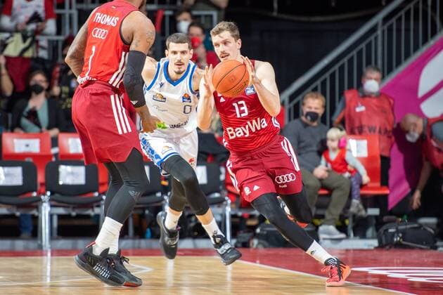 Andreas Obst 13 (FC Bayern), Lukas Wank 0 (Fraport Skyliner), FC Bayern Basketball vs. Fraport Skyliners, easyCredit BBL, 13.02.2022 Muenchen Bayern Deutschland