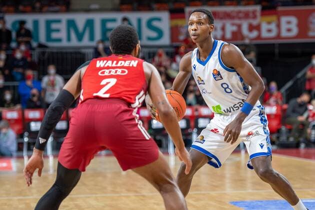 Corey Walden 2 (FC Bayern), Brancou Badio 8 (Fraport Skyliner), FC Bayern Basketball vs. Fraport Skyliners, easyCredit BBL, 13.02.2022 Muenchen Bayern Deutschland