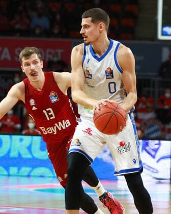 13 Andreas Obst (FCBB) rot, gegen 0 Lukas Wank (Frankfurt) Basketball BBL FC Bayern München - Fraport Skyliners Frankfurt im Audi Dome am 13.02.2022 FOTO: Mladen Lackovic LakoPress