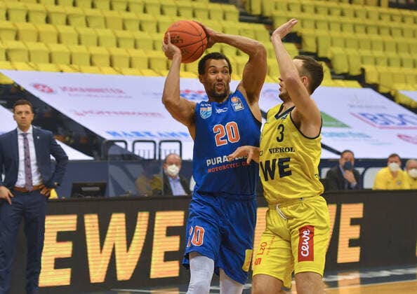 GER, Basketball,easy Credit-BBL, EWE Baskets Oldenburg vs SYNTAINICS MBC 13.02.2022, EWE Arena, Oldenburg, GER, easy Credit-BBL, EWE Baskets Oldenburg vs SYNTAINICS MBC , im Bild Jamel MORRIS ( SYNTAINICS MBC 20 ) Max HEIDEGGER ( EWE Baskets Oldenburg 3 )