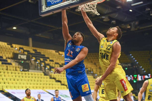 GER, Basketball,easy Credit-BBL, EWE Baskets Oldenburg vs SYNTAINICS MBC 13.02.2022, EWE Arena, Oldenburg, GER, easy Credit-BBL, EWE Baskets Oldenburg vs SYNTAINICS MBC , im Bild Kostja MUSHIDI ( SYNTAINICS MBC 11 ) TJ HOLYFIELD ( EWE Baskets Oldenburg 22 )
