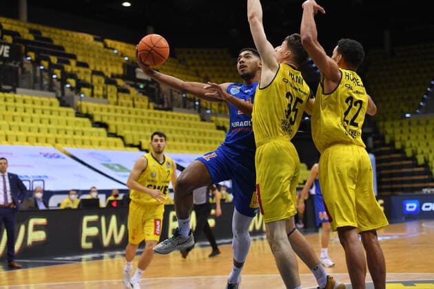 GER, Basketball,easy Credit-BBL, EWE Baskets Oldenburg vs SYNTAINICS MBC 13.02.2022, EWE Arena, Oldenburg, GER, easy Credit-BBL, EWE Baskets Oldenburg vs SYNTAINICS MBC , im Bild Kostja MUSHIDI ( SYNTAINICS MBC 11 ) Alen PJANIC ( EWE Baskets Oldenburg 35 ) TJ HOLYFIELD ( EWE Baskets Oldenburg 22 )