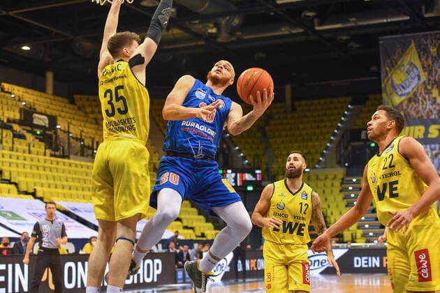 GER, Basketball,easy Credit-BBL, EWE Baskets Oldenburg vs SYNTAINICS MBC 13.02.2022, EWE Arena, Oldenburg, GER, easy Credit-BBL, EWE Baskets Oldenburg vs SYNTAINICS MBC , im Bild Reggie UPSHAW ( SYNTAINICS MBC 30 ) Alen PJANIC ( EWE Baskets Oldenburg 35 ) Martin BREUNING ( EWE Baskets Oldenburg 12 ) TJ HOLYFIELD ( EWE Baskets Oldenburg 22 )