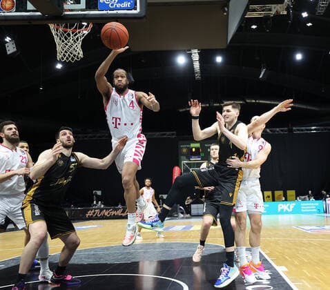 Justin Gorham (Telekom Baskets Bonn), Owen Klassen (Basketball Loewen Braunschweig)5, David Kraemer (Basketball Loewen Braunschweig)1,