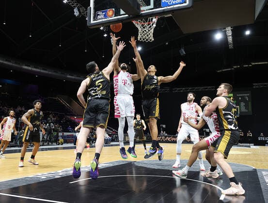 Owen Klassen (Basketball Loewen Braunschweig), Jeremy Morgan (Telekom Baskets Bonn)20, Nicholas Tischler (Basketball Loewen Braunschweig)3