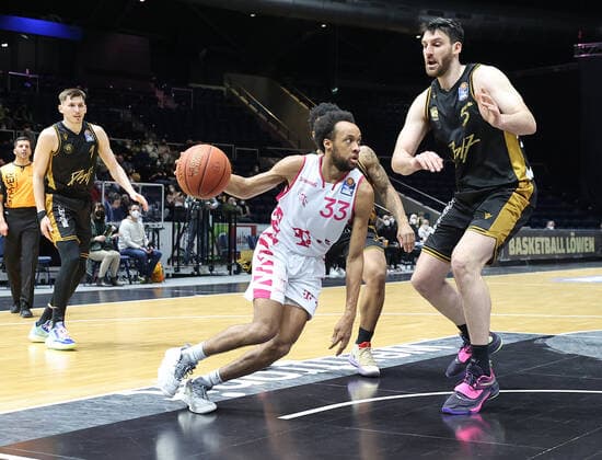 Parker Jackson-Cartwright (Telekom Baskets Bonn)33, Owen Klassen (Basketball Loewen Braunschweig)5