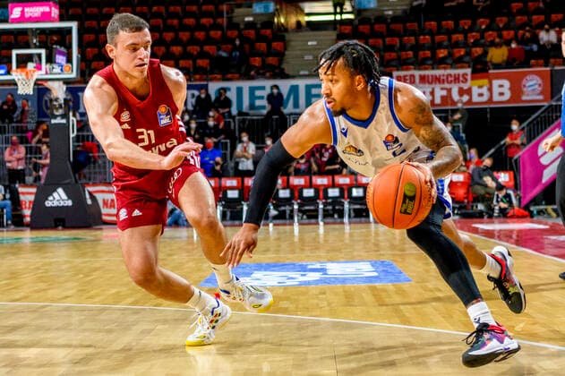 GER, easy credit BBl, FC Bayern Muenchen Basketball vs. Fraport Skyliners 13.02.2022, Audi Dome, Muenchen, GER, easy credit BBl, FC Bayern Muenchen Basketball vs. Fraport Skyliners, im Bild ëan áiäko Zan Sisko (FC Bayern Basketball 31) versucht Donovan Donaldson (Fraport Skyliners 2) zu stoppen nordphotoxGmbHx xStraubmeier nph00004