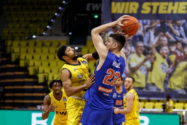 Oldenburg, Niedersachsen, DEU, 13.02.2022, Goran Huskic (rechts, Syntainics MBC) und Phil Pressey (links, EWE Baskets Oldenburg). EWE Baskets Oldenburg vs. Syntainics MBC. 1. Basketball-Bundesliga Saison 2021 2022, 21. Spieltag, Grosse EWE Arena. EWE Baskets Oldenburg vs. Syntainics MBC