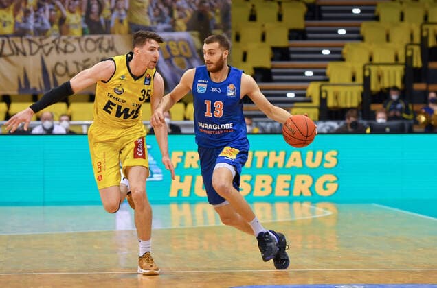 GER, Basketball,easy Credit-BBL, EWE Baskets Oldenburg vs SYNTAINICS MBC 13.02.2022, EWE Arena, Oldenburg, GER, easy Credit-BBL, EWE Baskets Oldenburg vs SYNTAINICS MBC , im Bild Radii CAISIN ( SYNTAINICS MBC 13 ) Alen PJANIC ( EWE Baskets Oldenburg 35 )