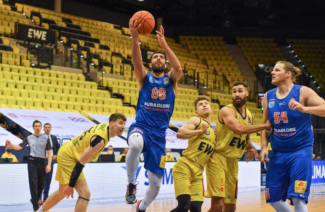 GER, Basketball,easy Credit-BBL, EWE Baskets Oldenburg vs SYNTAINICS MBC 13.02.2022, EWE Arena, Oldenburg, GER, easy Credit-BBL, EWE Baskets Oldenburg vs SYNTAINICS MBC , im Bild Behnam YAKCHALI ( SYNTAINICS MBC 88 ) Alen PJANIC ( EWE Baskets Oldenburg 35 ) Bennet HUNDT ( EWE Baskets Oldenburg 33 ) Martin BREUNING ( EWE Baskets Oldenburg 12 ) John BRYANT ( SYNTAINICS MBC 54 )