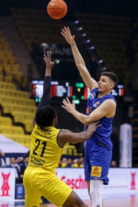Oldenburg, Niedersachsen, DEU, 13.02.2022, Goran Huskic (rechts, Syntainics MBC) und Tai Odiase (links, EWE Baskets Oldenburg). EWE Baskets Oldenburg vs. Syntainics MBC. 1. Basketball-Bundesliga Saison 2021 2022, 21. Spieltag, Grosse EWE Arena. EWE Baskets Oldenburg vs. Syntainics MBC