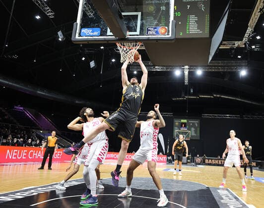 Jeremy Morgan (Telekom Baskets Bonn)20, Owen Klassen (Basketball Loewen Braunschweig)5, Justin Gorham (Telekom Baskets Bonn)
