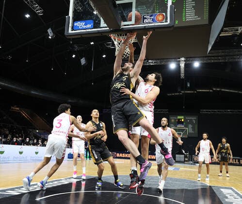 Owen Klassen (Basketball Loewen Braunschweig), Michael Kessens (Telekom Baskets Bonn)6
