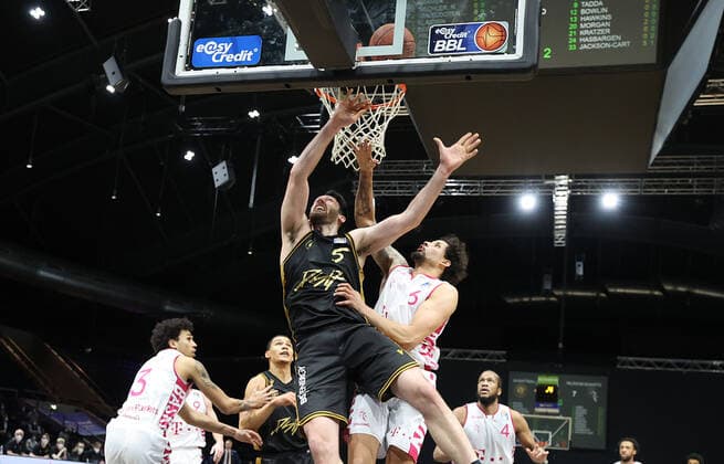 Owen Klassen (Basketball Loewen Braunschweig), Michael Kessens (Telekom Baskets Bonn)6