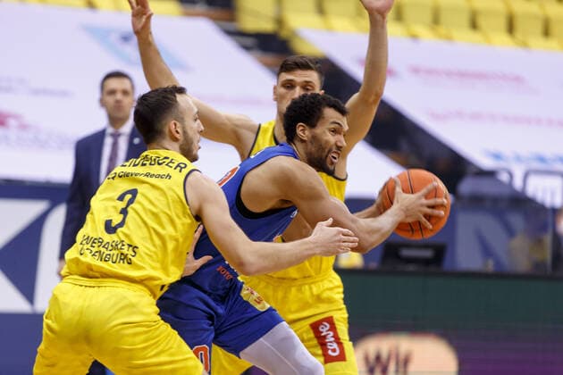 Oldenburg, Niedersachsen, DEU, 13.02.2022, Jamel Morris (Mitte, Syntainics MBC), Max Heidegger (links, EWE Baskets Oldenburg) und Michal Michalak (Mitte, EWE Baskets Oldenburg). EWE Baskets Oldenburg vs. Syntainics MBC. 1. Basketball-Bundesliga Saison 2021 2022, 21. Spieltag, Grosse EWE Arena. EWE Baskets Oldenburg vs. Syntainics MBC