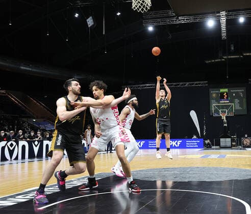Dreipunktewurf Martin Peterka (Basketball Loewen Braunschweig)15