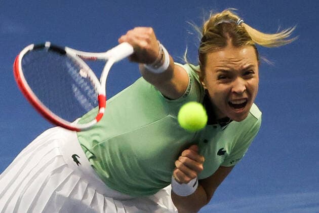 ST PETERSBURG, RUSSIA - FEBRUARY 13, 2022: Estonia s Anett Kontaveit in her final tennis singles match against Greece s Maria Sakkari as part of the 2022 WTA, Tennis Damen St Petersburg Ladies Trophy at Sibur Arena. Alexander Demianchuk TASS  TS122EFB