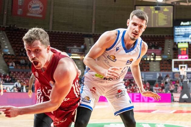 Andreas Obst 13 (FC Bayern), Lukas Wank 0 (Fraport Skyliner), FC Bayern Basketball vs. Fraport Skyliners, easyCredit BBL, 13.02.2022 Muenchen Bayern Deutschland