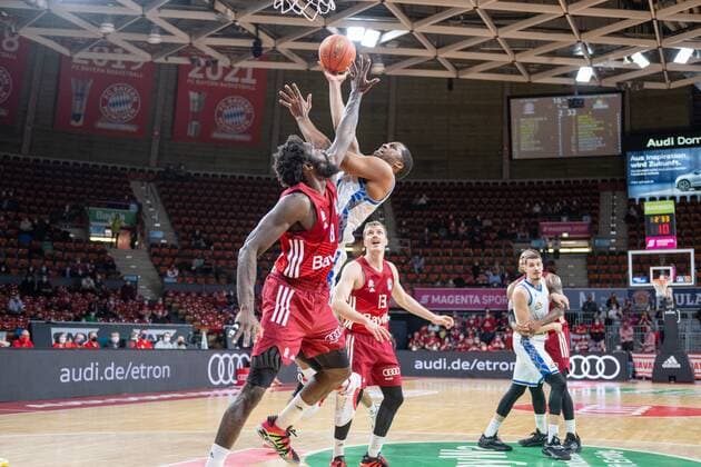 Othello Hunter 8 (FC Bayern), Brancou Badio 8 (Fraport Skyliner), FC Bayern Basketball vs. Fraport Skyliners, easyCredit BBL, 13.02.2022 Muenchen Bayern Deutschland