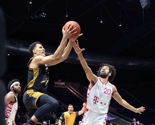 Brandon Tischler (Basketball Loewen Braunschweig)13, Jeremy Morgan (Telekom Baskets Bonn)20