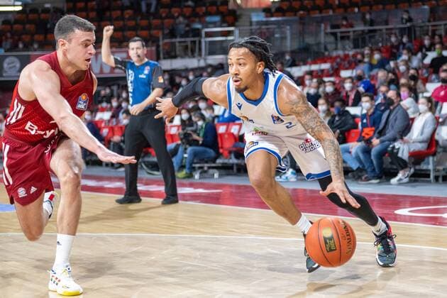 Zan Mark Sisko 31 (FC Bayern), Donovan Donaldson 2 (Fraport Skyliner), FC Bayern Basketball vs. Fraport Skyliners, easyCredit BBL, 13.02.2022 Muenchen Bayern Deutschland
