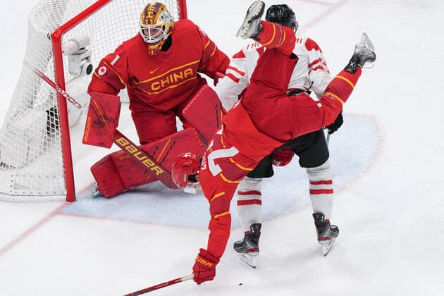 Sport Themen der Woche KW06 Sport Bilder des Tages (220213) -- BEIJING, Feb. 13, 2022 -- Zheng Enlai (front) of China falls during the Ice hockey, Eishockey men s preliminary round Group A match between China and Canada at National Indoor Stadium in Beijing, capital of China, Feb. 13, 2022. ) (BEIJING2022)CHINA-BEIJING-OLYMPIC Winter games, Winterspiele,Spiele, Summer games ICE HOCKEY-MEN S PRELIMINARY-CHN VS CAN(CN) DuxYu 