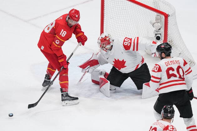 (220213) -- BEIJING, Feb. 13, 2022 -- Ye Jinguang (L) of China competes during the Ice hockey, Eishockey men s preliminary round Group A match between China and Canada at National Indoor Stadium in Beijing, capital of China, Feb. 13, 2022. ) (BEIJING2022)CHINA-BEIJING-OLYMPIC Winter games, Winterspiele,Spiele, Summer games ICE HOCKEY-MEN S PRELIMINARY-CHN VS CAN(CN) DuxYu 