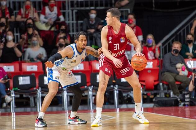 Donovan Donaldson 2 (Fraport Skyliner), Zan Mark Sisko 31 (FC Bayern), FC Bayern Basketball vs. Fraport Skyliners, easyCredit BBL, 13.02.2022 Muenchen Bayern Deutschland