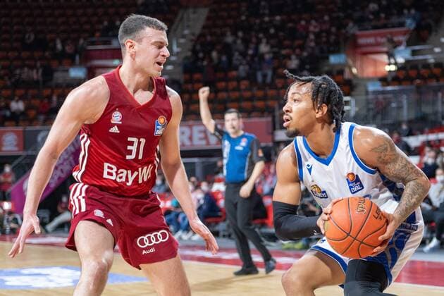 Zan Mark Sisko 31 (FC Bayern), Donovan Donaldson 2 (Fraport Skyliner), FC Bayern Basketball vs. Fraport Skyliners, easyCredit BBL, 13.02.2022 Muenchen Bayern Deutschland