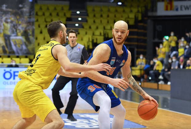 GER, Basketball,easy Credit-BBL, EWE Baskets Oldenburg vs SYNTAINICS MBC 13.02.2022, EWE Arena, Oldenburg, GER, easy Credit-BBL, EWE Baskets Oldenburg vs SYNTAINICS MBC , im Bild Reggie UPSHAW ( SYNTAINICS MBC 30 ) Max HEIDEGGER ( EWE Baskets Oldenburg 3 )
