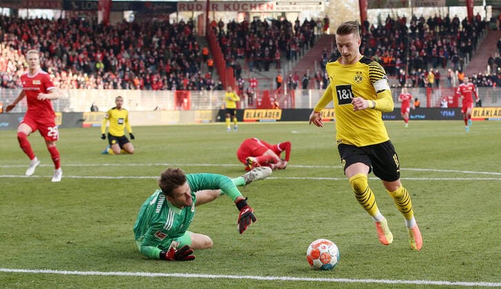 Bilder des Jahres 2022, Sport 02 Februar Sport Themen der Woche KW06 Sport Bilder des Tages Marco Reus umspielt Torwart Andreas Luthe Tor Torschuß zum 0:2 Aktion Spielszene Zweikampf Fußball Fussball 1.Bundesliga Herren DFL Saison 2021 2022 13.02.2022 1.FC Union Berlin FCU vs. BVB Borussia Dortmund DFL regulations prohibit any use of photographs as image sequences and or quasi-video.
