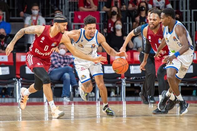 Nick Weiler-Babb 0 (FC Bayern), Len Adam Schoormann 6 (Fraport Skyliner), Brancou Badio 8 (Fraport Skyliner), FC Bayern Basketball vs. Fraport Skyliners, easyCredit BBL, 13.02.2022 Muenchen Bayern Deutschland