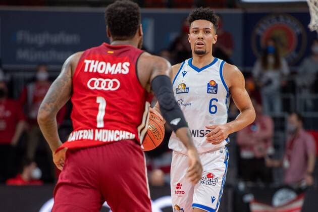 Thomas Deshaun 1 (FC Bayern), Len Adam Schoormann 6 (Fraport Skyliner), FC Bayern Basketball vs. Fraport Skyliners, easyCredit BBL, 13.02.2022 Muenchen Bayern Deutschland
