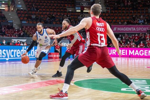 Rasheed More 20 (Fraport Skyliner), Thomas Deshaun 1 (FC Bayern), Andreas Obst 13 (FC Bayern), FC Bayern Basketball vs. Fraport Skyliners, easyCredit BBL, 13.02.2022 Muenchen Bayern Deutschland