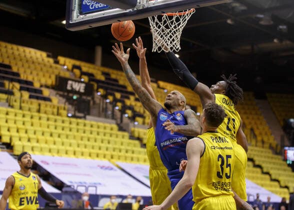 Oldenburg, Niedersachsen, DEU, 13.02.2022, Sergio Kerusch (Mitte, Syntainics MBC) und Tai Odiase (rechts, EWE Baskets Oldenburg). EWE Baskets Oldenburg vs. Syntainics MBC. 1. Basketball-Bundesliga Saison 2021 2022, 21. Spieltag, Grosse EWE Arena. EWE Baskets Oldenburg vs. Syntainics MBC