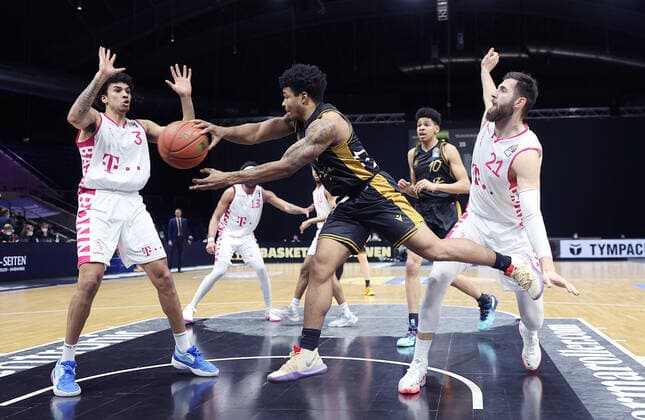 Tookie Brown (Basketball Loewen Braunschweig) setzt sich gegen Bonns Leon Kratzer 21 durch, Tyson Ward (Telekom Baskets Bonn)3