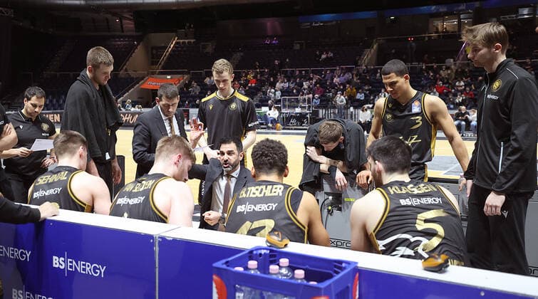 Auszeit Braunschweig, Headcoach Jesus Ramirez (Basketball Loewen Braunschweig) gibt Anweisungen