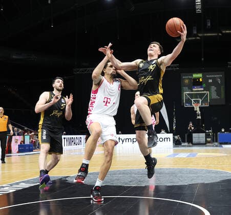 Ondrej Sehnal (Basketball Loewen Braunschweig)19 beim Korbwurf, Michael Kessens (Telekom Baskets Bonn)6
