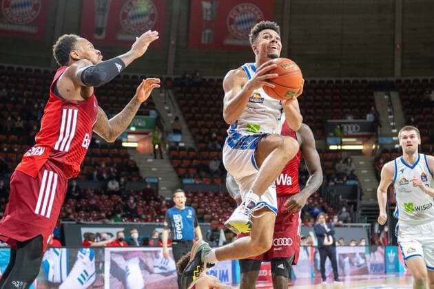 Thomas Deshaun 1 (FC Bayern), Len Adam Schoormann 6 (Fraport Skyliner), FC Bayern Basketball vs. Fraport Skyliners, easyCredit BBL, 13.02.2022 Muenchen Bayern Deutschland