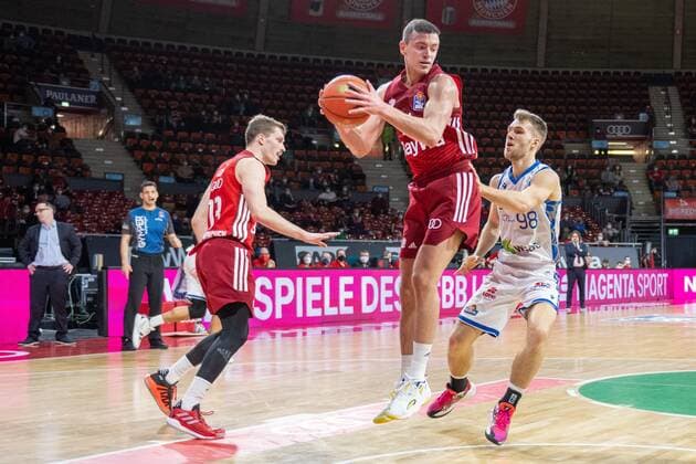 Leon Radosevic 43 (FC Bayern), Zan Mark Sisko 31 (FC Bayern), Felix Hecker 98 (Fraport Skyliner), FC Bayern Basketball vs. Fraport Skyliners, easyCredit BBL, 13.02.2022 Muenchen Bayern Deutschland
